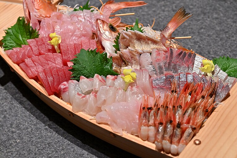 新鮮な地魚を盛り込んだ大舟盛りが圧巻。