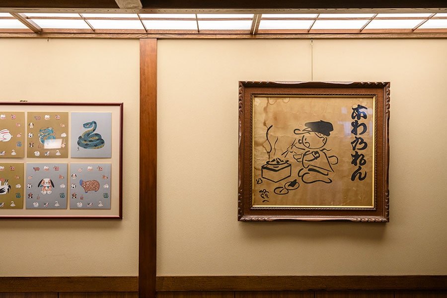 エントランスには、「太田なわのれん」のシンボル、フクちゃんが。5代目店主の戦友であった漫画家・横山隆一が描いたもの。