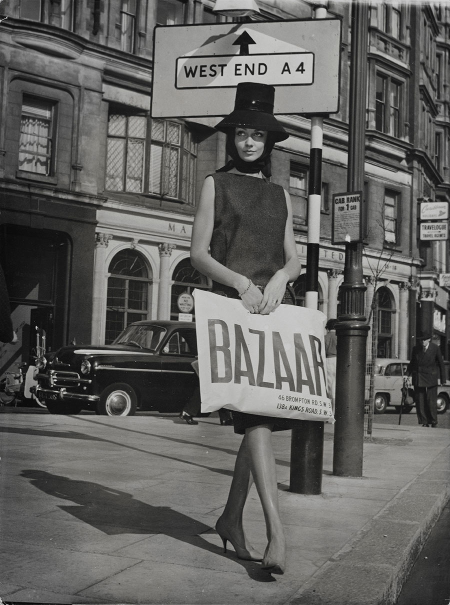 《マリー・クワントのブティック「バザー」のショッパーを持つモデル》1959年 Image courtesy of Mary Quant Archive / Victoria and Albert Museum, London