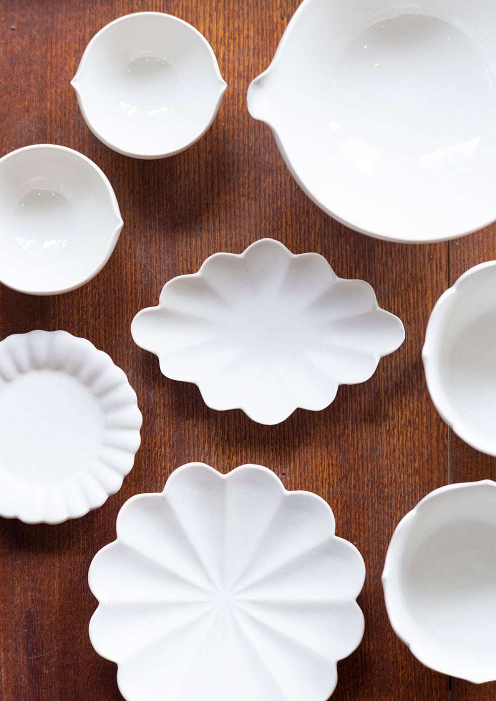 つい手が伸びる臼杵焼の白い豆皿は宇佐美𥙿之さんの作品。