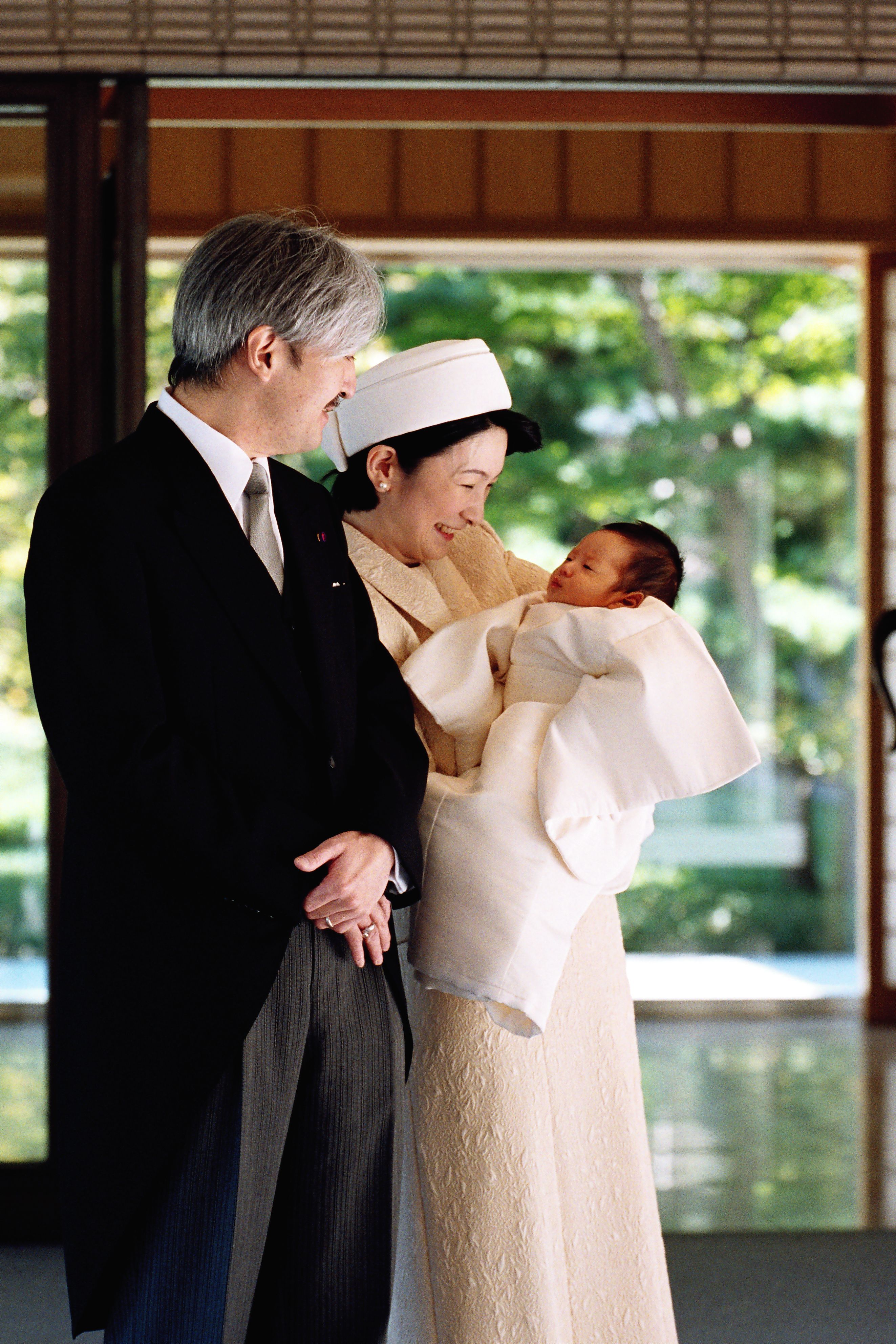 2006年11月、お宮参りにあたる「賢所皇霊殿神殿に謁するの儀」のため、皇居を訪れられた秋篠宮ご夫妻と悠仁さま　宮内庁提供