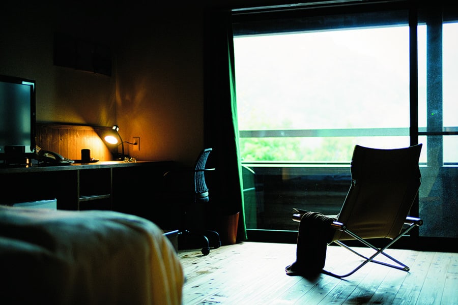 【養生館はるのひかり】書斎デスク付き、シンプルで快適なおひとり部屋。Photo: Takafumi Matsumura