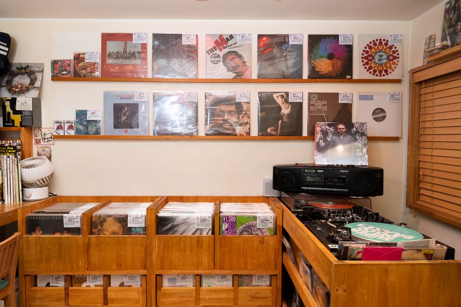 ブラックミュージックをメインに、70年代から最新のレコードまで約1200枚置かれている。