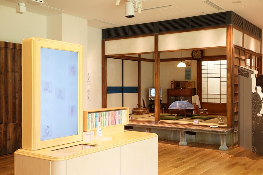 1階には、『サザエさん』の連載が始まった昭和20年代の暮らしを再現したコーナーや、長谷川町子の貴重な原画をデジタルで閲覧することができる。子どもたちが遊べる体験コーナーも。
