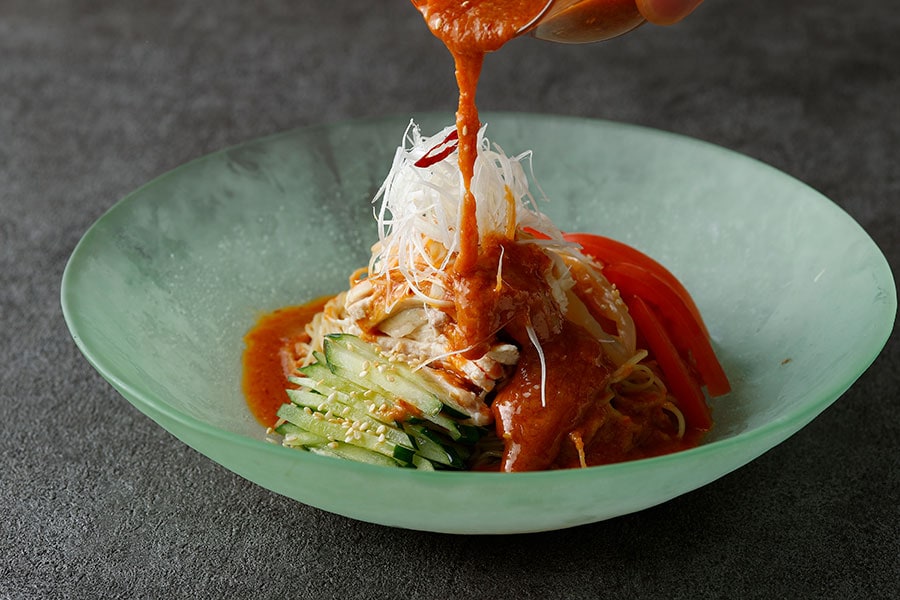 「棒棒鶏冷麺 　胡麻と落花生の特製ソース」2,800円。