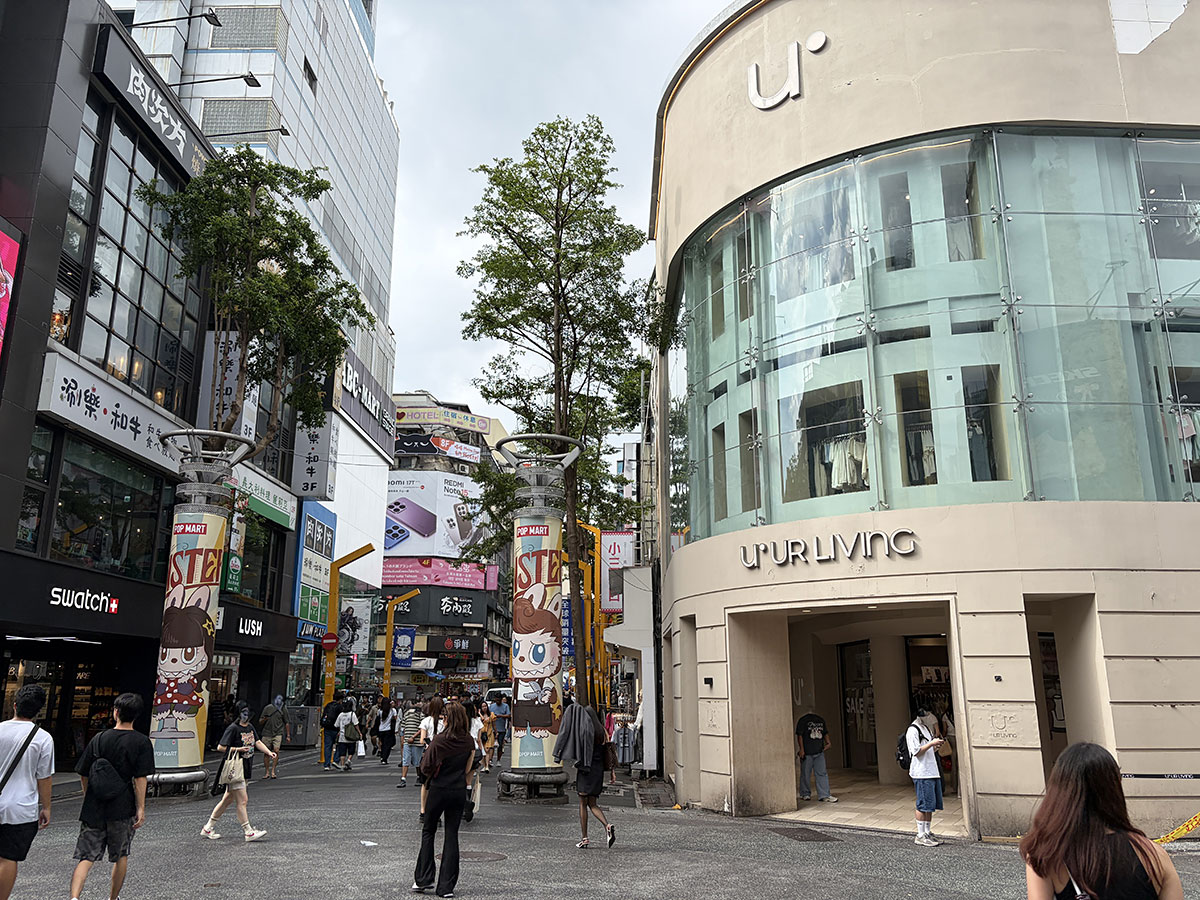 写真右に写っているショップは、台湾発ブランドを扱うセレクトショップ「UR LIVING」。トレンドをチェックしたい人におすすめです。