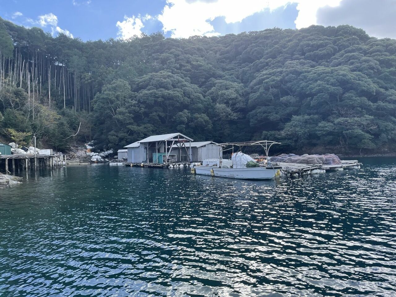 中通島の港にはいたるところで小屋が散見される