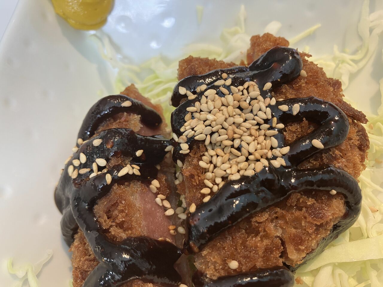 味噌カツソースと白ごまがたっぷりとかかっている