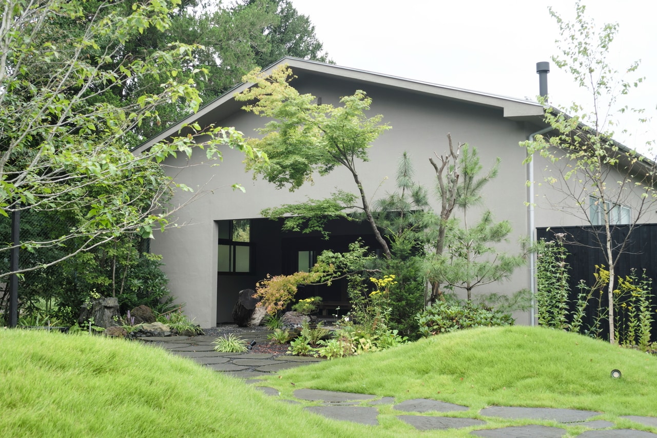 群馬県利根郡みなかみ町にある一棟貸しの宿「しらかば荘」。