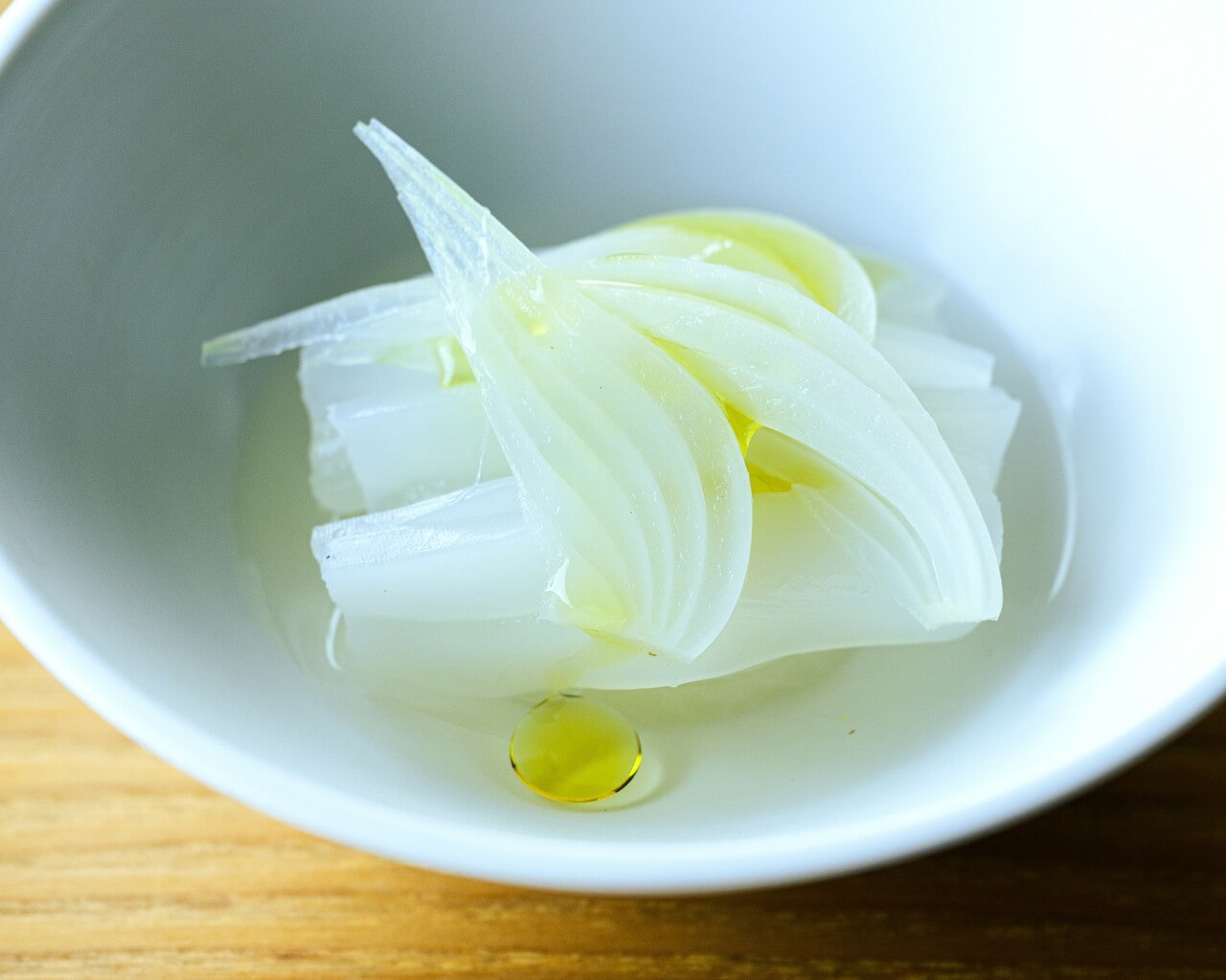 シェフの世界観を象徴する一皿、地元産のイカを極限まで研ぎ澄ませたスタイルで。口にすると、そこに秘められた多彩な味わいに驚きます。