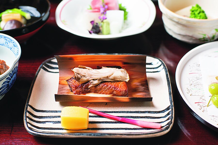 【元湯 環翠楼】夕食は部屋でゆっくりと。手前は「鰤の杉板焼き」。ごはんは箱根の湧き水で炊かれる。Photo: Masahiro Shimazaki