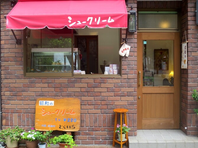 外観。赤いテントが目印。