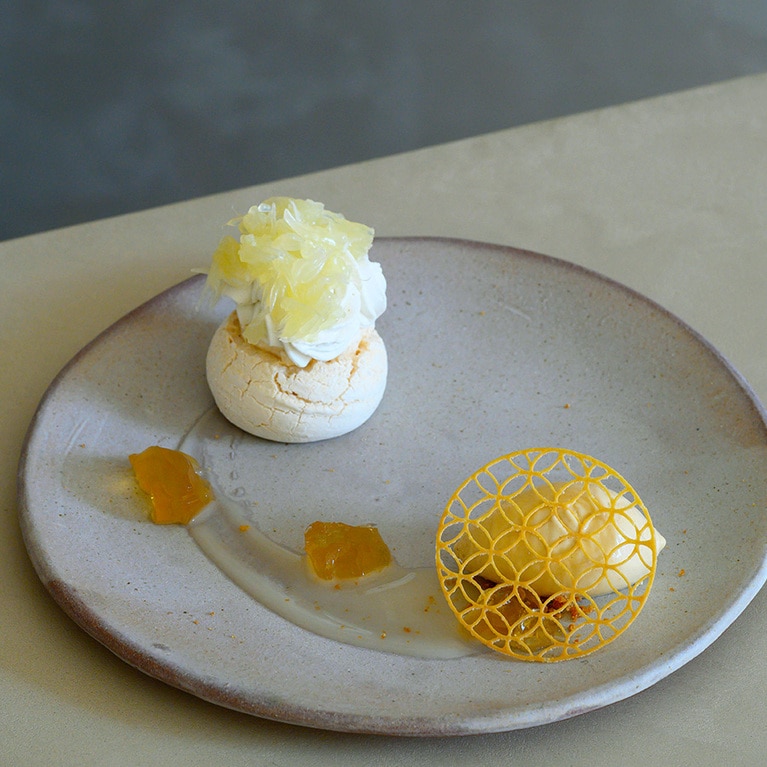季節の素材を使い、不定期・期間限定で提供される「アシェットデセール」 ドリンク付き 2,500円。写真はメレンゲと豆入り番茶のほうじ茶が香る生クリーム、文旦を重ねたムラング・シャンティイに、ほうじ茶とマイヤーレモンのジュレ、白餡とマイヤーレモンのソース、アーモンドクリームのアイス、越前塩のチュイルを添えて。