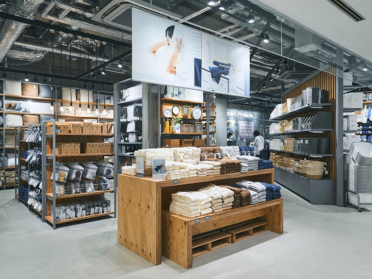 キッチン用品やリネン類、掃除・洗濯用品に収納用品と充実の品揃え。ペット用品やキャンプ用品のコーナーも。価格は300円のものが7割で、ほかに100円、300円、500円、700円、1,000円のものがある。