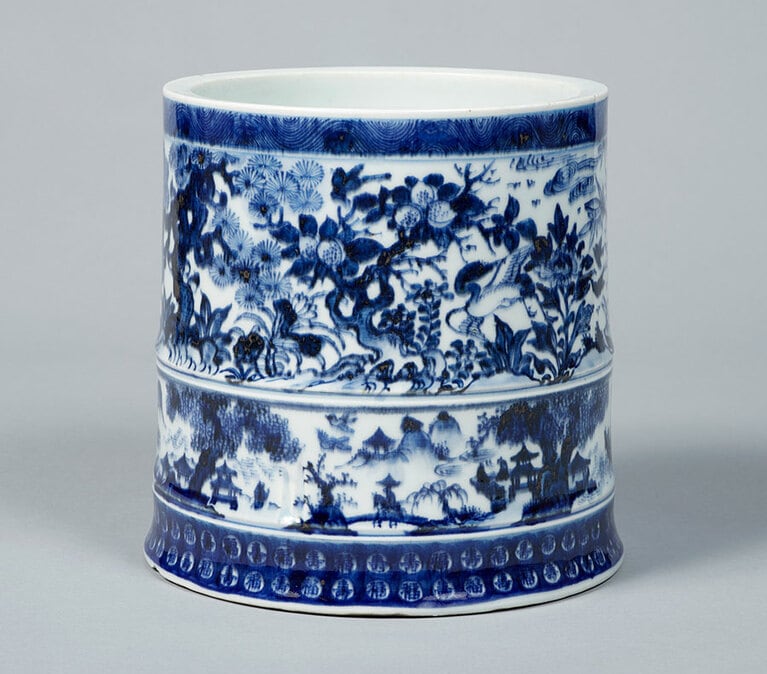 【大和文華館】特別企画展〈中国青花と染付磁器―京都の鹿背山焼―〉で展示されている中川利三郎作の《染付花鳥山水文水指》。