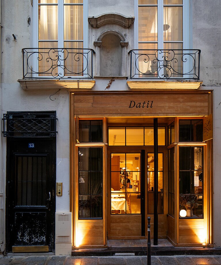 様々な食材店が並ぶグラヴィリエ通りに佇む。ランチコース4皿 65ユーロ、ディナー7皿 120ユーロ。