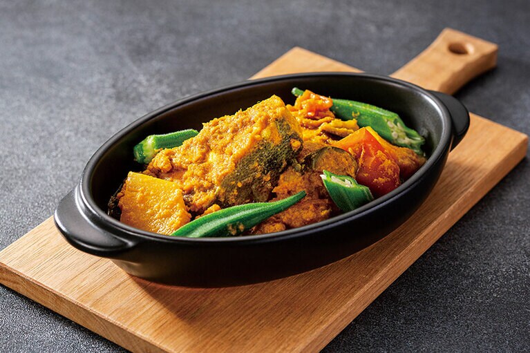 「イカン・アサム・ペダス・ナナス（ブリと彩り野菜のパイナップルソース煮）」100g 1,100円。