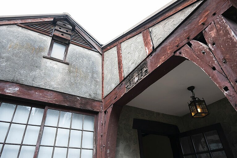 古民家レストラン「TERRACE」は開店前ながら、たまたま会ったお店の方の計らいで特別に中を見せてもらうことに。明治時代と昭和初期の歴史を感じる建物であり、もともと個人宅だった真野邸をレストランにしたそう。趣深い空間で、馬肉料理を熊本のナチュラルワインやクラフトビールとともに味わえると聞き、次回熊本に来たら絶対に訪れるつもり。