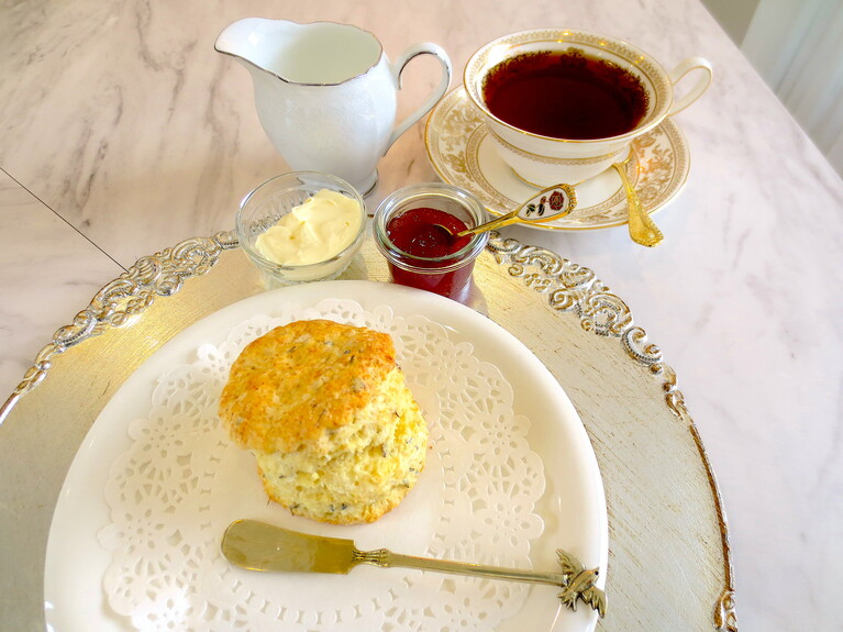 ほのかにラベンダーが香るスコーンは、クロテッドクリームとジャム付き680円。合わせる紅茶は「ディンブラ」700円をミルクティーで。