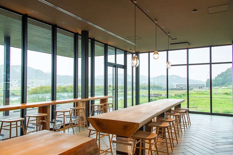 美しい風景を眺めるレストラン「acoya福井」。福井の郷土料理をスタイリッシュに再構築したメニューが話題です。