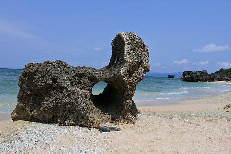 クリエイティビティを感じさせる巨岩が、ビーチにドカン。