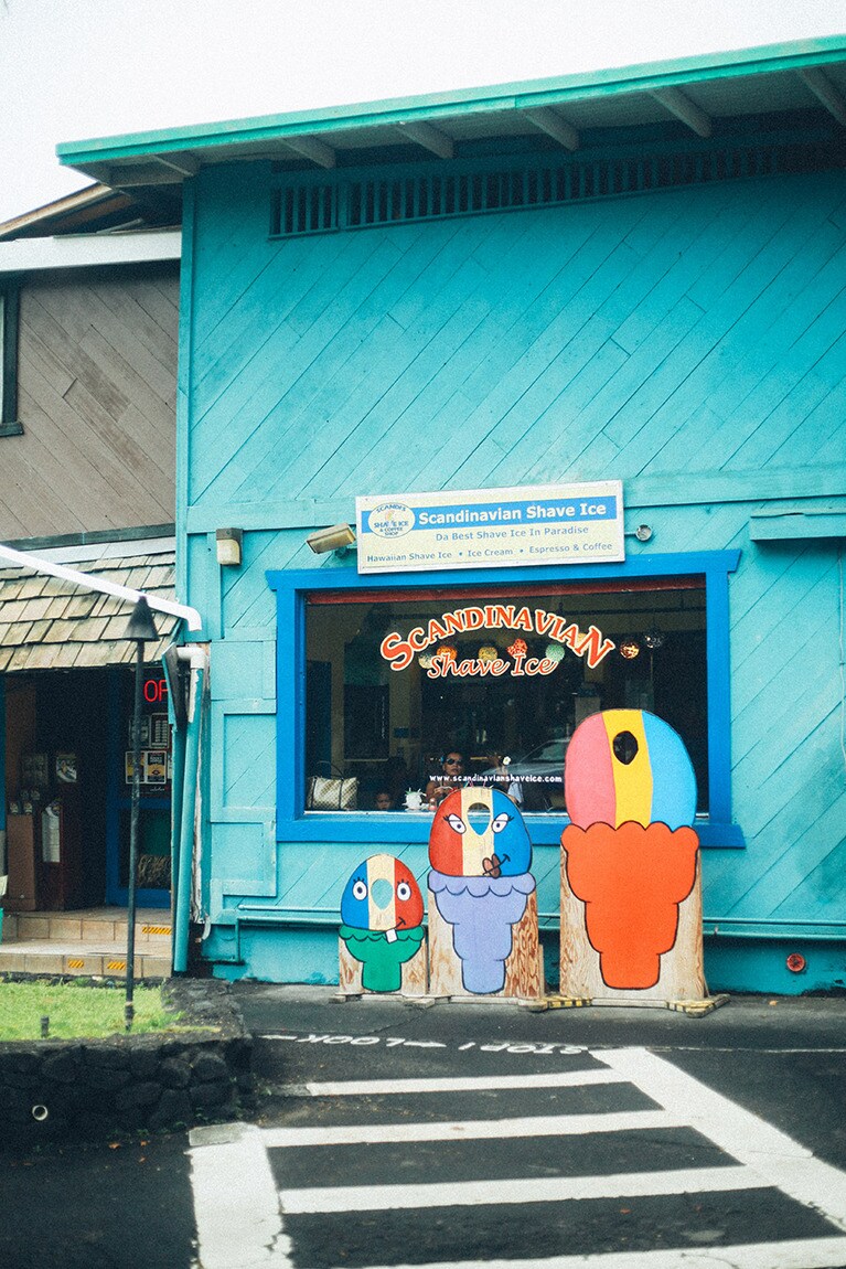 「スカンジナビアン シェイブアイス」の店頭にはシェイブアイスの形の顔ハメ看板も設置され、いつもにぎわっています。