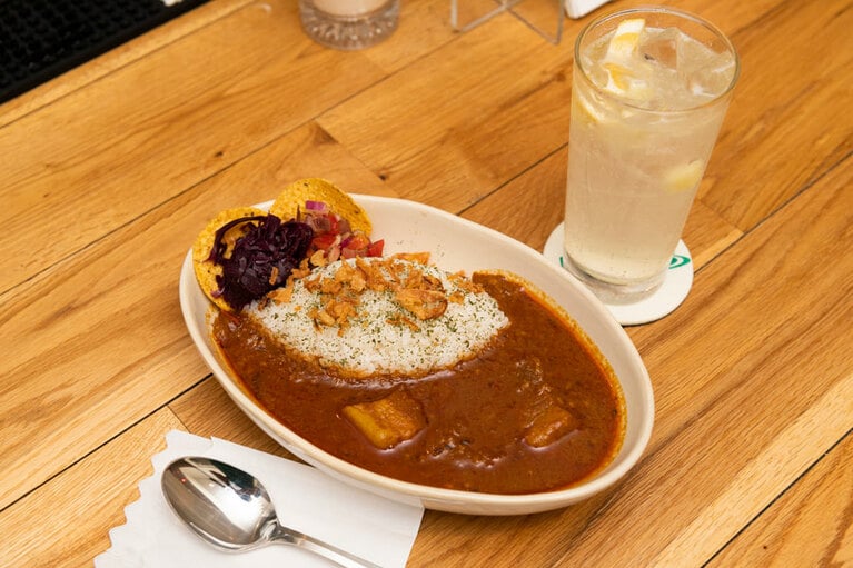 スパイシーポークカレー(1000円)。