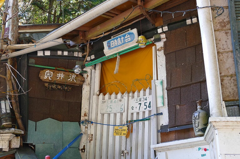 今は封鎖された「時計台」の入り口。車のナンバーは飾りだろうか？