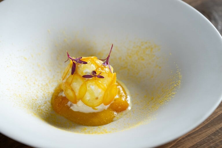 フランスの家庭料理「リオレ」。黄色いパウダーは佐渡みかんの皮。ムチムチとした独特な食感が楽しい。