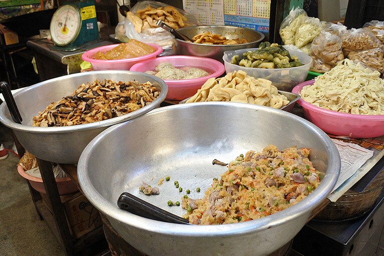 タロイモが入ったおこわなども売っている。