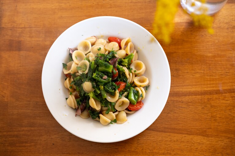 ファンの多い真智子さんのパスタ。「ホタルイカと菜の花のオレキエッテ」1,400円。盛りの良さも最高！