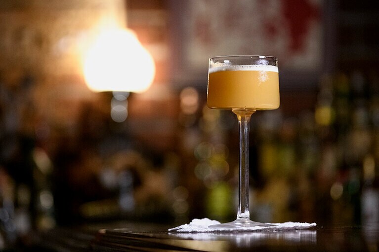 みのり。カミュボルドリーVSOPをベースに柚果汁、自家製バニラシロップ、カルダモンが優しく溶け合う。カクテルグラスは森崎さんがボルドーのアンティークショップで購入したもの。