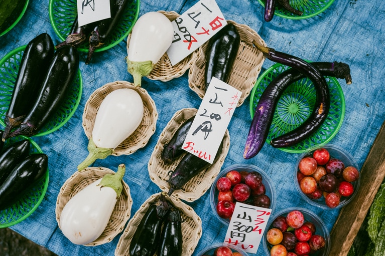 野菜の並べ方やポップは出店者それぞれのスタイルがあり、個性にあふれる。