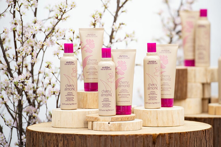 自然界由来のヤマザクラ花エキスとアーモンドオイルで、根元から毛先まで柔らかで輝く髪へ。誰にでも愛されるスイートフローラルなブレンドで華やいだバスタイムに。チェリー アーモンド シリーズ ソフトニングシャンプー 250mL 2,200円、1,000mL 6,600円。同 ソフトニング コンディショナー 200mL 2,300円、1,000mL 8,650円。