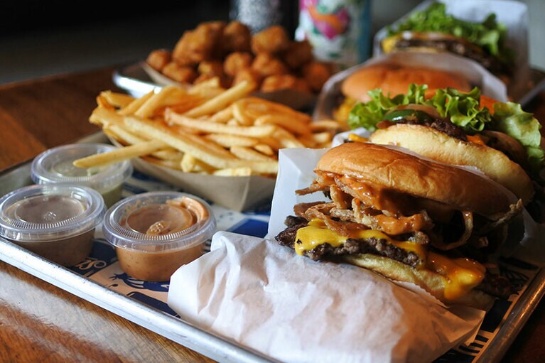 カリカリ度がアップしたスマッシュバーガー。ソフトで甘みのあるポテトブレッドとの相性もバツグン！