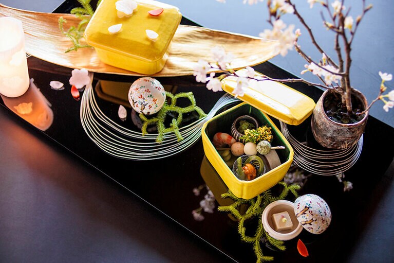 八寸は春の大堰川を往く舟遊びのイメージ。趣向を凝らした器も楽しい。