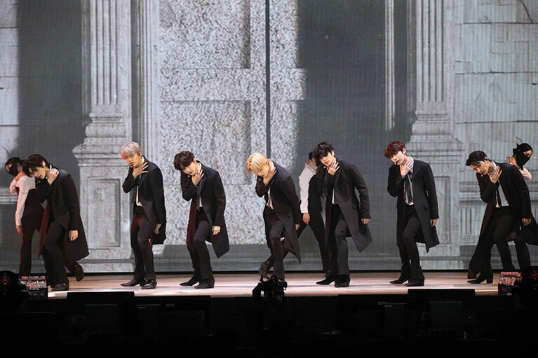 黒いスーツにリボンタイをあわせたクラシカルな衣装で登場。 (P)&(C) BELIFT LAB Inc.