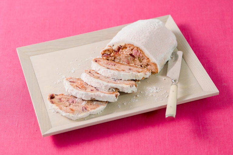 桜のシュトレン(Viennoiserie JEAN FRANÇOIS) ホール 1,922円、ハーフ 950円、スライス 540円。