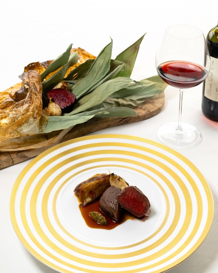 笹を食べて育った雄鹿を、笹で包み焼きにした「鹿肉のカルトッチョ」。芳醇な香りと旨みのマリアージュを堪能できます。