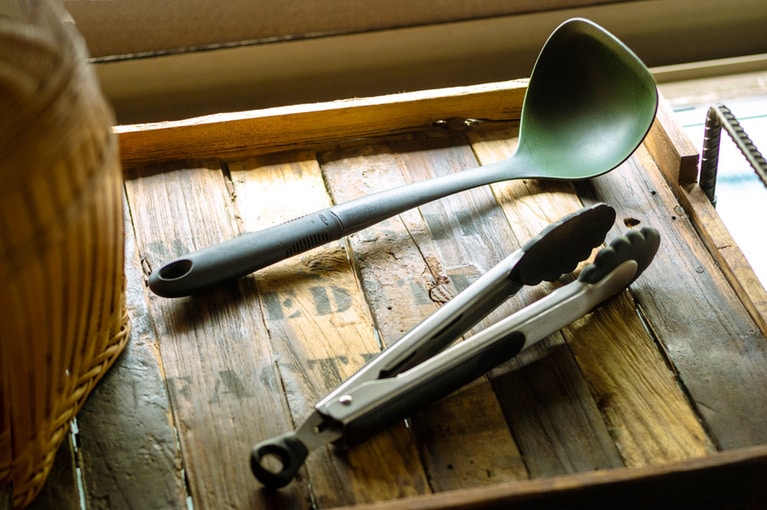 上から、オクソー ナイロンレードル 1,000円、ナイロンヘッドロックトング(小) 1,600円。