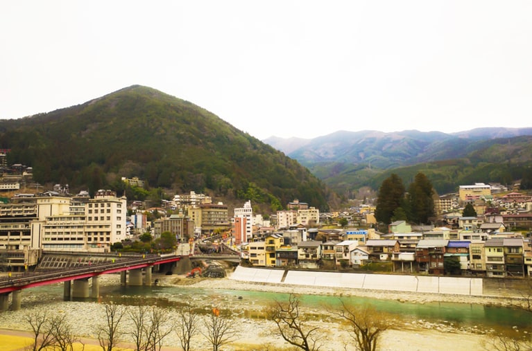 下呂駅をおりたらすぐ目の前に、温泉街の世界が広がります。名古屋から電車で約90分とアクセス至便なのもうれしい。