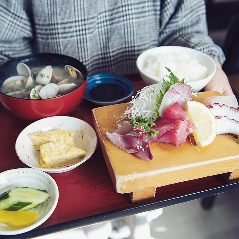 #市場の朝食でスイッチオン／旅のスタートは地元ならではのおいしい朝食から。きちんと朝食をとると胃腸も活動を始め、自律神経も整って、体温も上昇する。鹿児島市魚類市場にある「新港食堂」では、刺身貝汁定食など、とれたての魚料理が安価で味わえる。鮮度抜群の市場メシで体をしゃきっと目覚めさせよう。