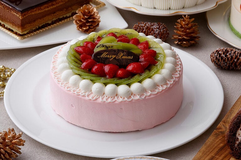 ホテルニューグランド「苺とピスタチオのムースケーキ」（限定30台 6号 直径18cm／9,180円）。