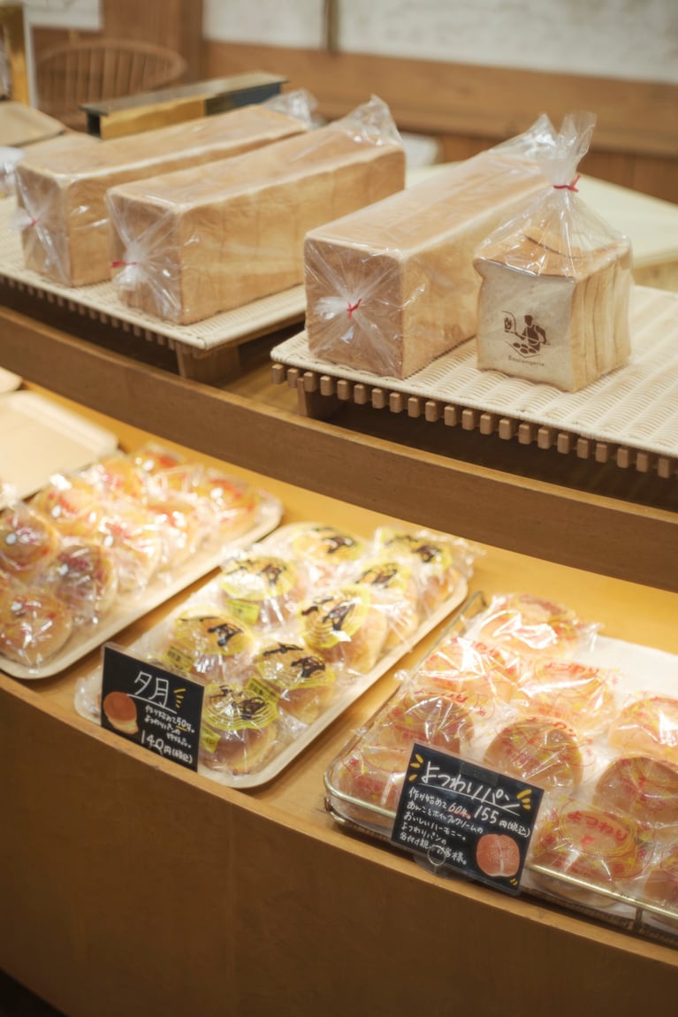 レトロな袋に入った昔ながらのパンが並ぶ。