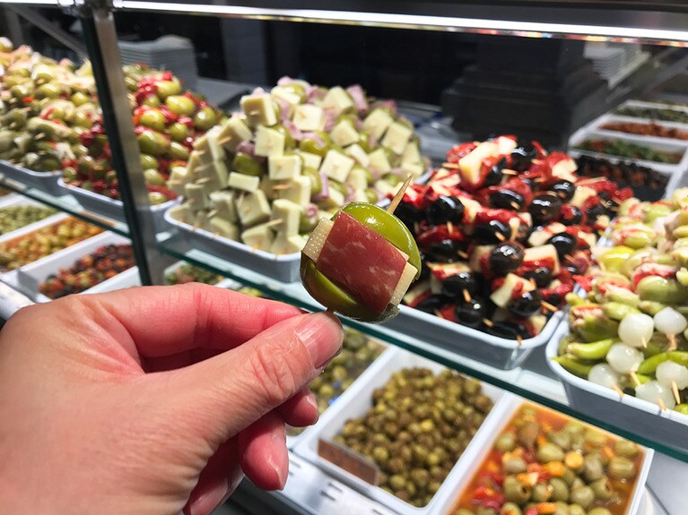 生ハムを挟んだオリーブ。ひとくち食べるとワインがほしくなる美味しさだ。