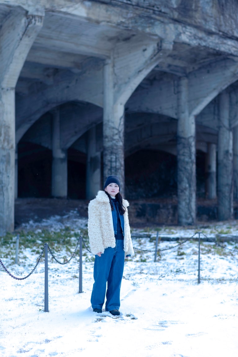 俳優・山田杏奈さんといく、世界遺産の島・佐渡島。雪景色の北沢浮遊選鉱場は神秘的な風景【通いたくなる島、佐渡】