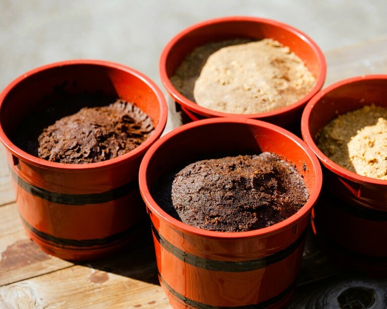 岡藩由来の『冥加訓』に記されている「五斗味噌」。その伝統の味わいを岡大豆の栽培から始めて数えること約9年。このたび復活に成功した幻の味を「ななつ星 in 九州」の旅では車内での朝食に提供。熟成するほどに色あいは濃くなるとともに、味わいはまろやかに。