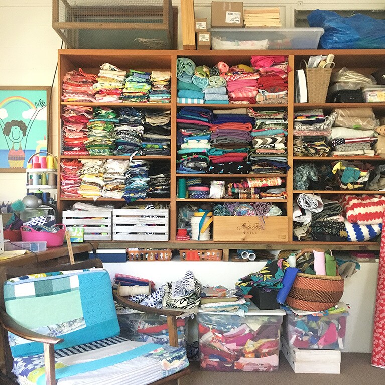 生地棚がもう、よだれもの。椅子も“アップサイクル”して素敵に。