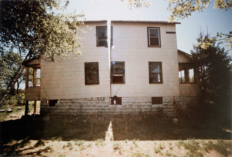 《スプリッティング》1974年　ゴードン・マッタ＝クラーク財団&デイヴィッド・ツヴィルナー(ニューヨーク)蔵。(C)The Estate of Gordon Matta-Clark; Courtesy The Estate of Gordon Matta-Clark and David Zwirner, New York/London/Hong Kong.