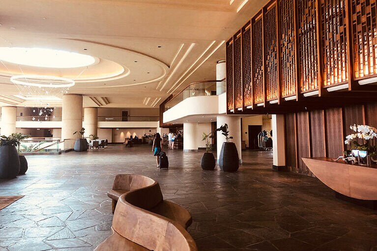 新しく木目調に変わったロビー。